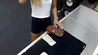 شقراء ضيقة مع النظارات بيادق لها twat ويصبح الجوفاء