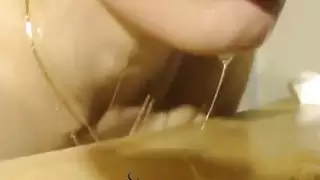 مثير في سن المراهقة رئيس قذرة واللعب البصاق على كام