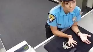 يظهر شرطي لاتينا قبالة غنيمة لها مقابل المال