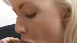 في سن المراهقه يريد ان ينضم الى الساخنه يرى امها Enjoyin
