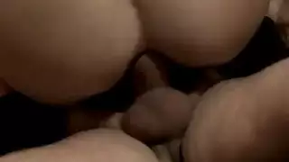 حتى إنها تتسلق سلمه ليعطيه إخفاؤها الممتاز.