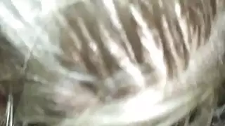 صديقة يعطي اللسان الخام