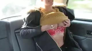 كبير الثدي فاتنة يحصل لها ضيق الحمار وقع في سيارة أجرة