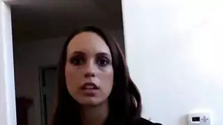سمسار عقارات ساخن يقنع عملاء جدد في بيع منازلهم