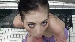 يحصل مسمر مثير الكلبة في سن المراهقة من قبل رجل شهوانية تتراوح أعمارهم