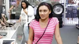 Latina بيادق لها معطف المنك القديم وجوفاء في مرهن