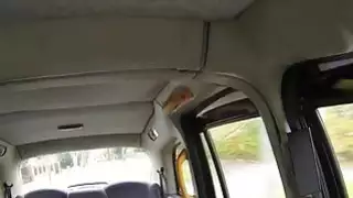 أحمر الشعر الساخن يعطي rimjob مع شغف في سيارة أجرة وهمية