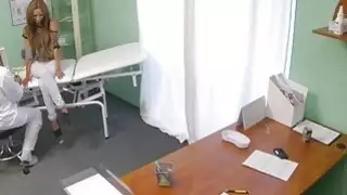 يلعق الطبيب الملاعين ومثير مثير ل creampie