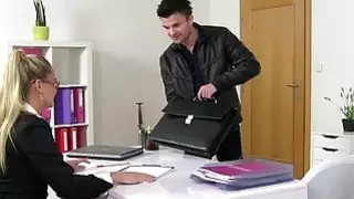 وكيل أنثى شقراء في جوارب تمتص والملاعين
