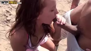 روكسي يجعل اللسان المزدوج لشبابها قرنية