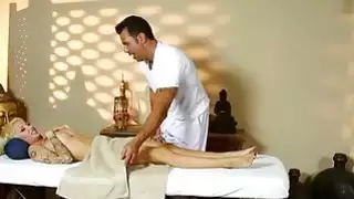 فاتنة مذهلة على bedstead تدليك خاص