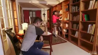 فتاة لاتينية ساحرة مع النظارات تحصل مارس الجنس في المكتبة
