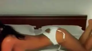 Freakin امرأة سمراء الساخنة يهز غنيمة