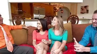 تحصل ليلى لندن على أول مشاعرها في فمها