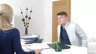 الرجل الوسيم يلعق ويخرب وكيل الإناث