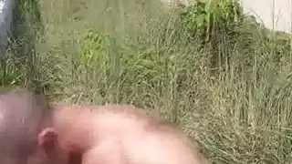 بالإصبع الصغير بيكيني شاطئ فاتنة