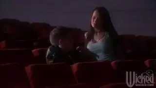البرية وقحة Alektra الأزرق يحصل على جلسة مجموعة شاعر المليون في السينما