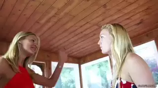 القرمزي الأحمر ، الديناميت ، ونيكي القلوب في الثلاثي!