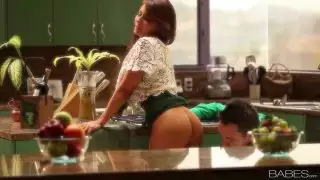 حصلت الساخنة ماديسون اللبلاب بوسها أصابع الاتهام في المطبخ
