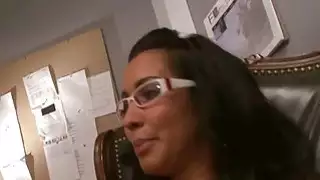 الذهاب وراء الكواليس مع النجوم من Office Perks 2. انظر لهم