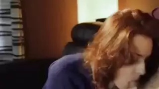جبهة مورو أحمر الشعر يعطي اللسان
