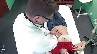 مريض يحصل على الديك في حضن الطبيب