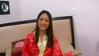 الجمال الآسيوي في الكعب العالي الأحمر
