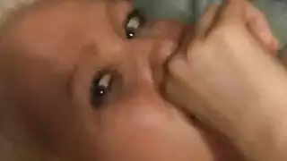 لطيف الهواة يحصل على الوجه من ثلاثة رجال