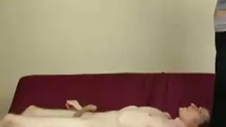 كتكوت سجلت نفسها إعطاء اللسان و handjob حتى cums في الرجل