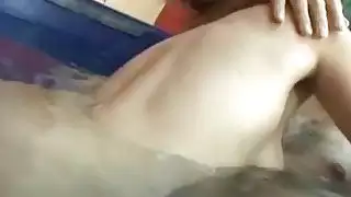 رجل واحد المسلحة بانجس امرأة سمراء جانبية في الحمام