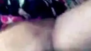زوجان عربيان يحصلان على بعض الإثارة حيث أن بوسها ممسوك