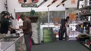 خنقت الأبنوس محلوق لنوادي الجولف أرادت أن تشتري