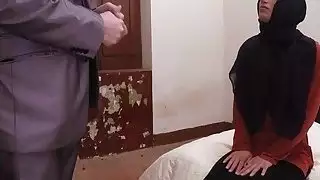 يحصل شغل العرب السابقين من قبل ديك كبيرة في اسلوب هزلي