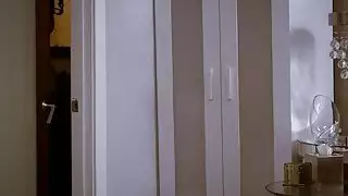 يحاول الأزواج المقلاعون جميع أنواع ألعاب الجنس على بعضهم البعض
