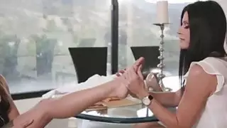 الهند تقطع رأس سارة وتمتص حلمتيها المثيرة