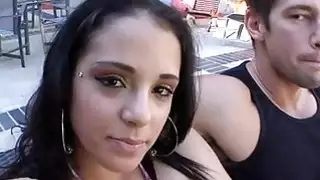 يتم حفر Playgirl بلا معنى عن طريق قطعة كبيرة