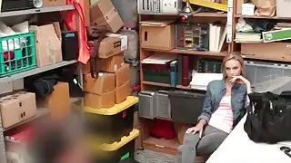 شقراء في سن المراهقة shoplifter مارس الجنس من الصعب من قبل حارس أمن داخل المكتب