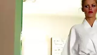 يقدم كبير مدلك شقراء مكدسة خدمة خاصة