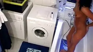 استحم الأبنوس الطازج يحصل كس استغلالها من قبل الرجل الأبيض