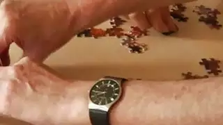 الفتيات الصغيرات تناول نائب الرئيس من كبار السن من الرجال كل قطعة في المكان المناسب ...
