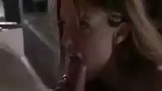 زوجين شابين في مستودع