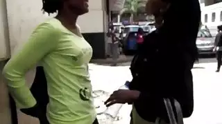 مدهش Ebonies مثليه لعق و الإشارة بالإصبع cunts بهم تحت الدش