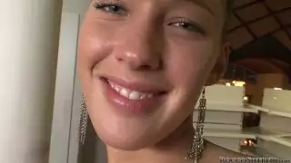 نموذج شقراء الساحرة Aleska B شرائط الرياء جسدها مثير