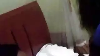 يضع شرطي الأبنوس الأنثى سيئة الأصفاد على شريكها ويلعق مهبلها اللذيذ