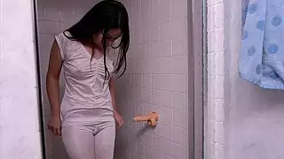 لا يمكنها التوقف عن الإعجاب بمنحنياتها