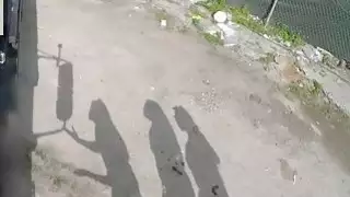 مثير اللاتينية في سن المراهقة المحفوظة ينقذ سيارتها من يجري سحبها
