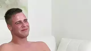 مثير الإناث وكيل الانفجارات الهواة المتأنق على الأريكة