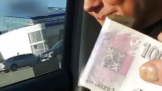 العسل يحصل على جلسة سخيف الرطب من المتأنق مفعم بالحيوية
