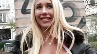 وقحة Kyra Hot ومضات لها الثدي الكبير للمال