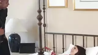 مارس موريس فمها الصغير قبل أن يفك ساقيها ويحشوها